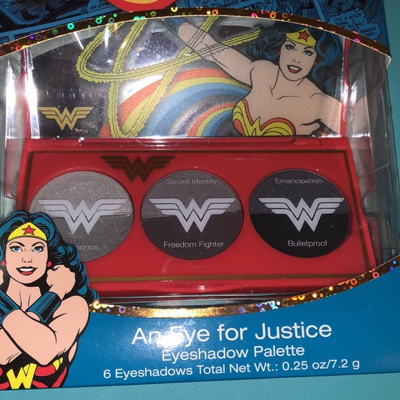 Wonder Woman An Eye For Justice Eyeshadow Palette - Picture 6 of 9